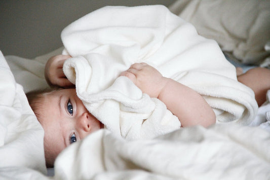 Covering Up Your Little One: Expert Advice on the Ideal Age to Start Using Baby Blankets During Sleep